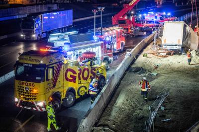 Denkendorf: Sattelzug rast in S21 Baustelle und faellt in tiefes Loch - LKW Fahrer nach 3 1/2 Stunden befreit